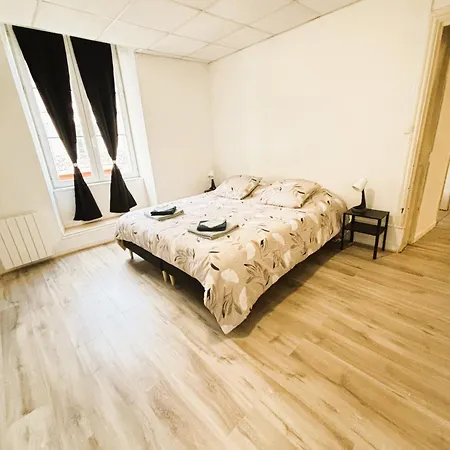 Des Debats Feriehus Couhé-Verac